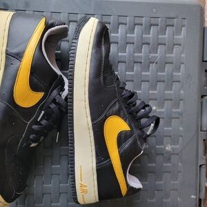 Nike Men’s Black and Yellow Leather Low-Top Sneakers
